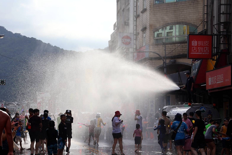 玩水、聽歌、打卡 蘇澳潑水節太瘋了!