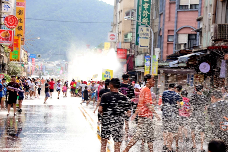玩水、聽歌、打卡 蘇澳潑水節太瘋了!