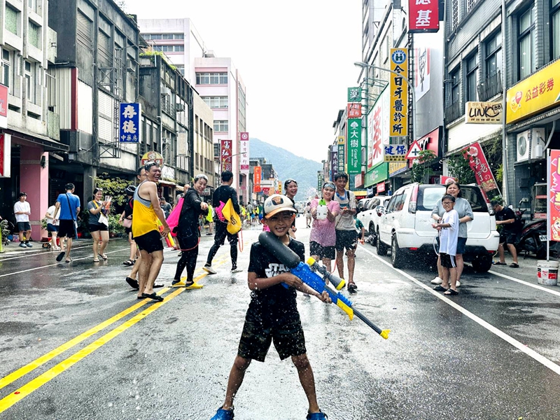 玩水、聽歌、打卡 蘇澳潑水節太瘋了!