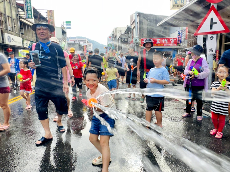 玩水、聽歌、打卡 蘇澳潑水節太瘋了!