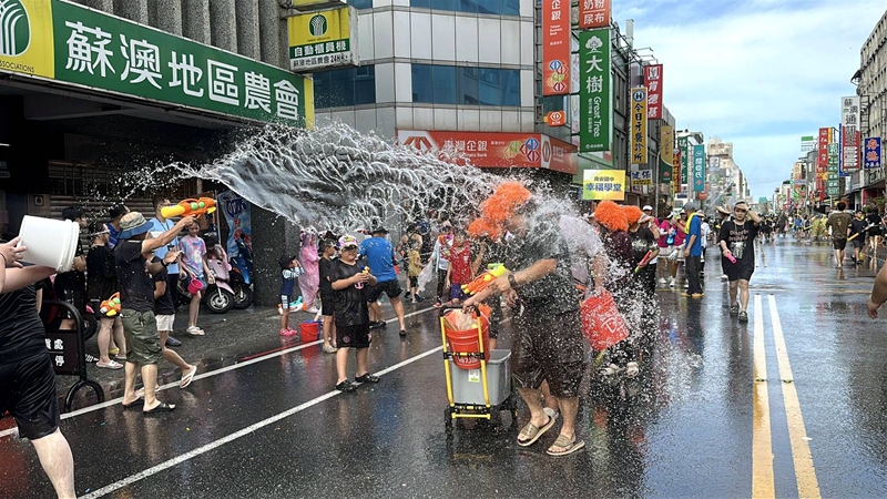 玩水、聽歌、打卡 蘇澳潑水節太瘋了!