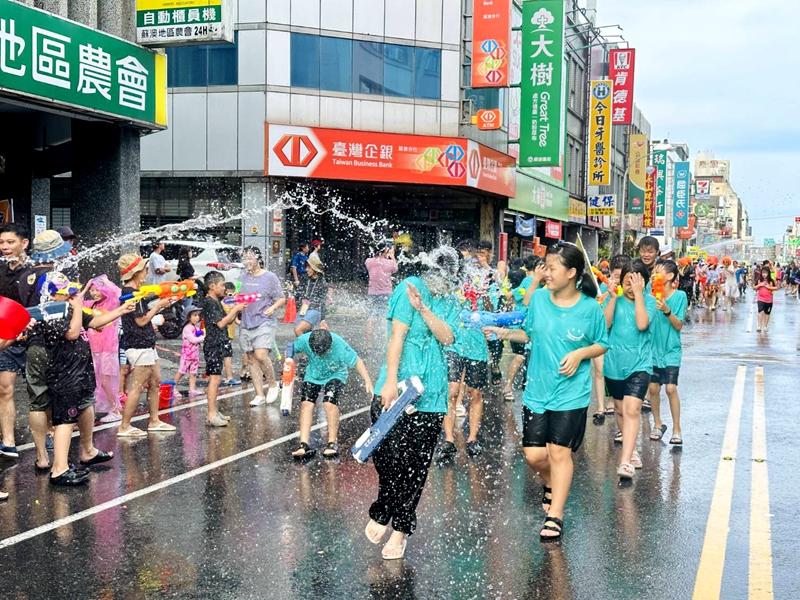 玩水、聽歌、打卡 蘇澳潑水節太瘋了!