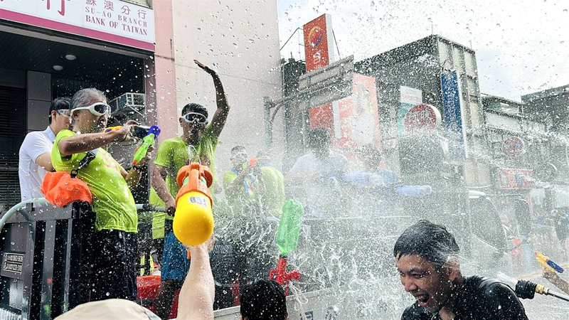玩水、聽歌、打卡 蘇澳潑水節太瘋了!