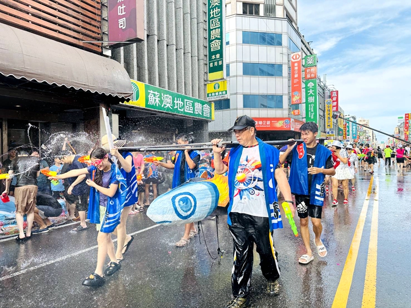 玩水、聽歌、打卡 蘇澳潑水節太瘋了!