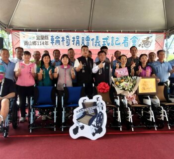 張顯松再捐400台輪椅 助長者與身障者