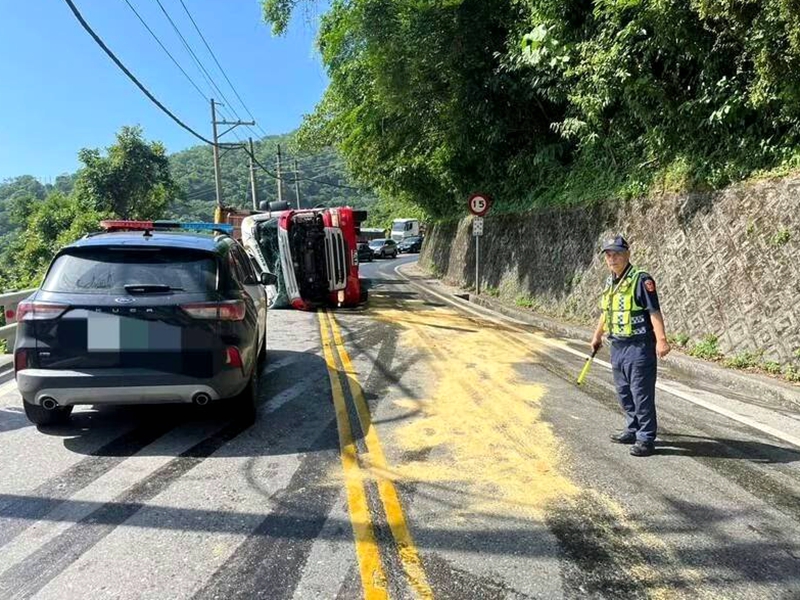 蘇花公路曳引車側翻 砂石傾瀉波及小客車