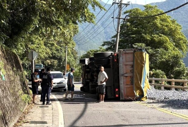 蘇花公路曳引車側翻 砂石傾瀉波及小客車