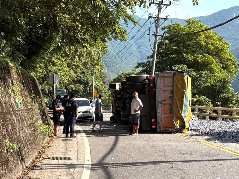 蘇花公路曳引車側翻 砂石傾瀉波及小客車