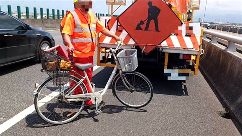 阿公仔單車上國道五號 驚險一瞬!