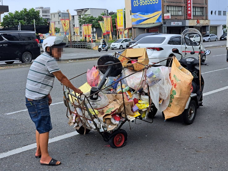 羅東光榮北路回收品灑滿地 駕駛人遭罰