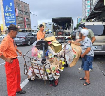 羅東光榮北路回收品灑滿地 駕駛人遭罰
