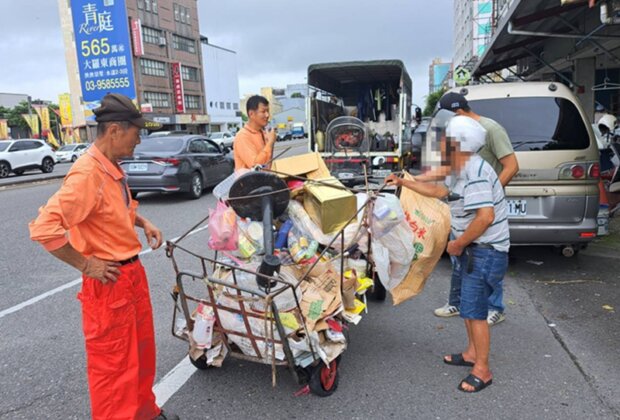 羅東光榮北路回收品灑滿地 駕駛人遭罰