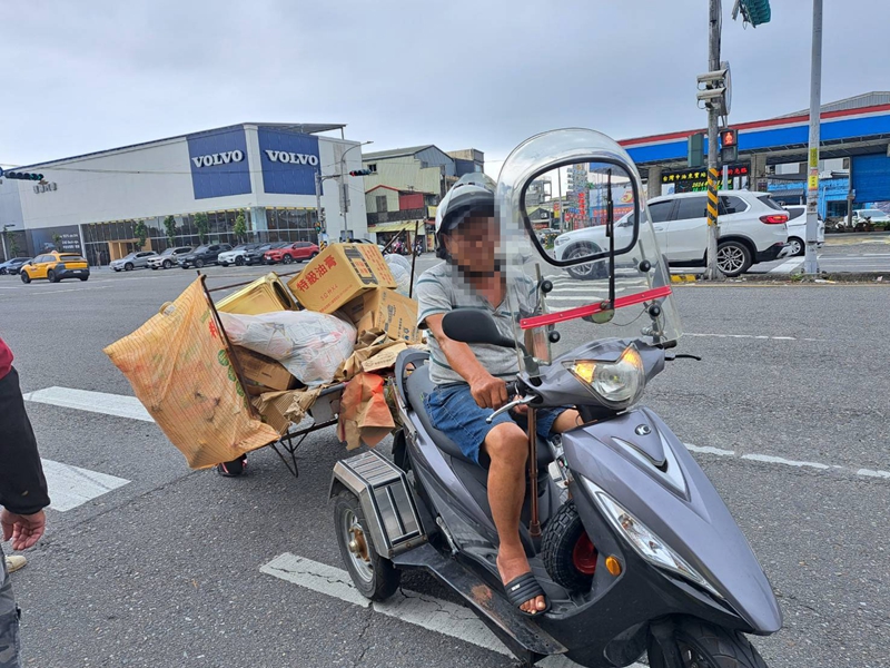 羅東光榮北路回收品灑滿地 駕駛人遭罰