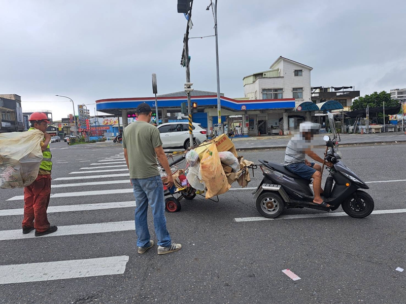 羅東光榮北路回收品灑滿地 駕駛人遭罰