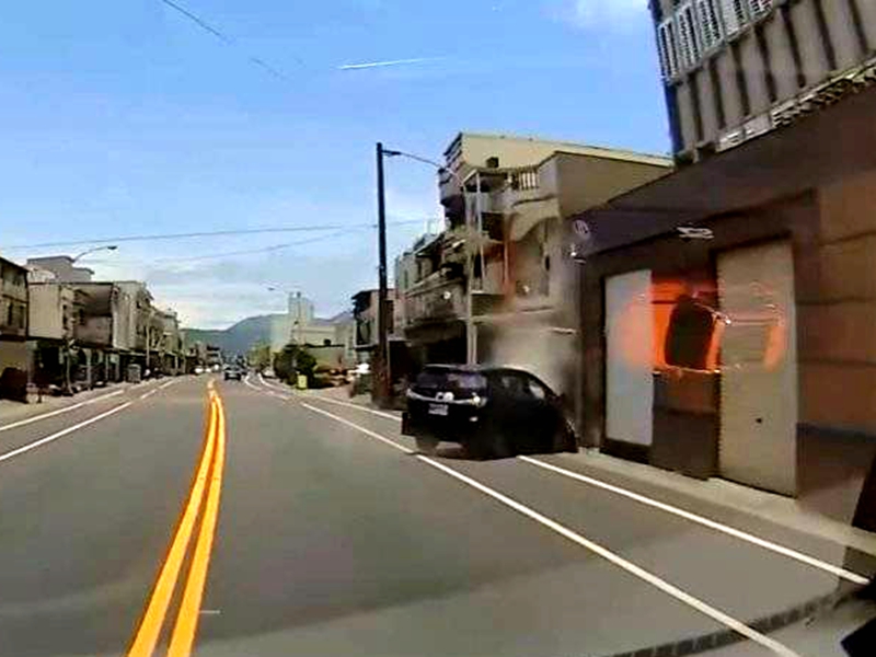 五結休旅車自撞變電箱 幼童驚哭急救出
