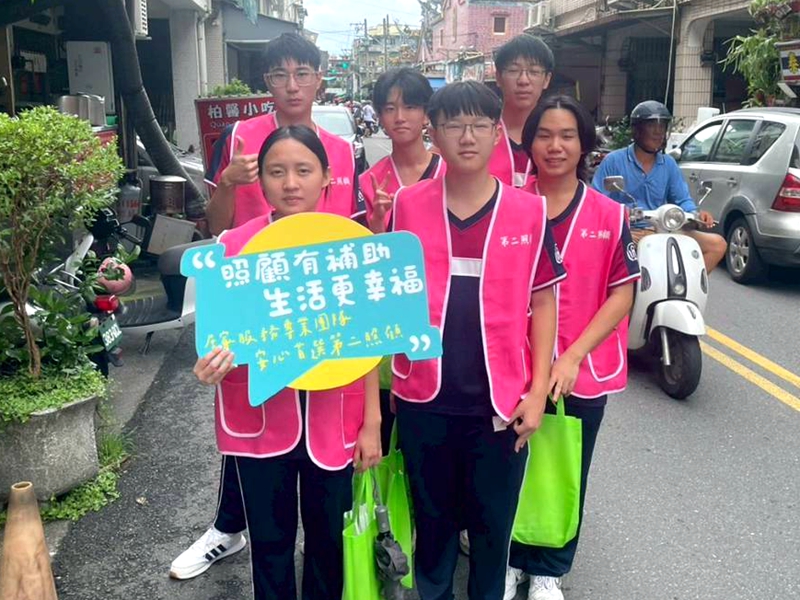 慧燈中學學生助清掃 長輩暖心笑開懷