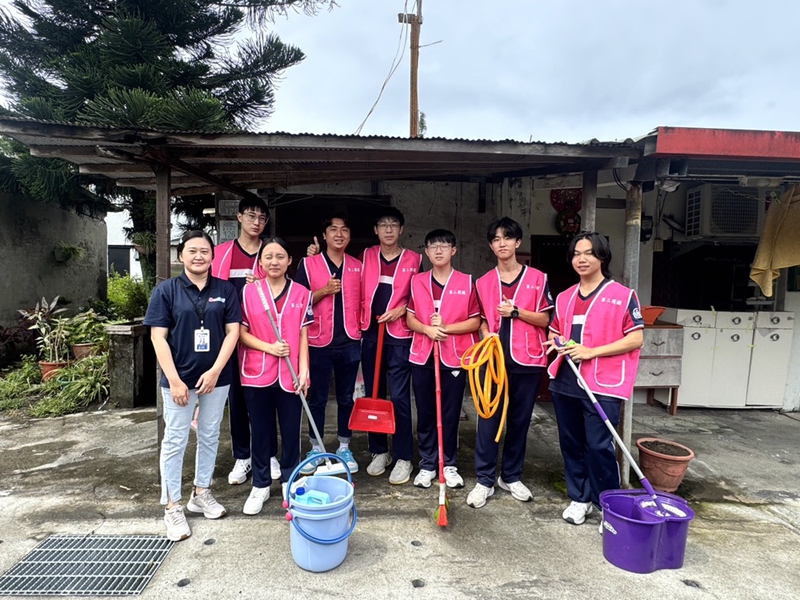 慧燈中學學生助清掃 長輩暖心笑開懷