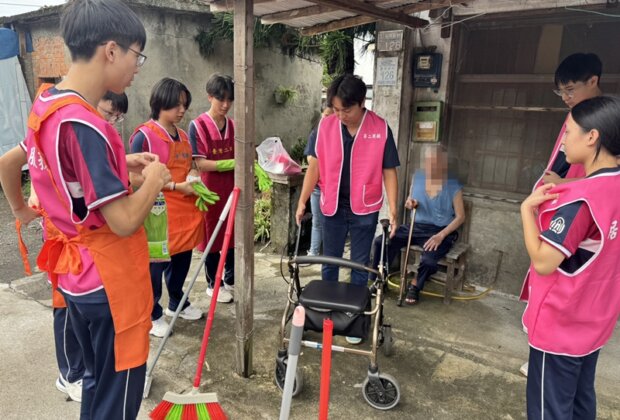 慧燈中學學生助清掃 長輩暖心笑開懷