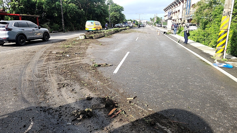 台二線濱海路水泥車側翻 疲勞駕駛釀禍