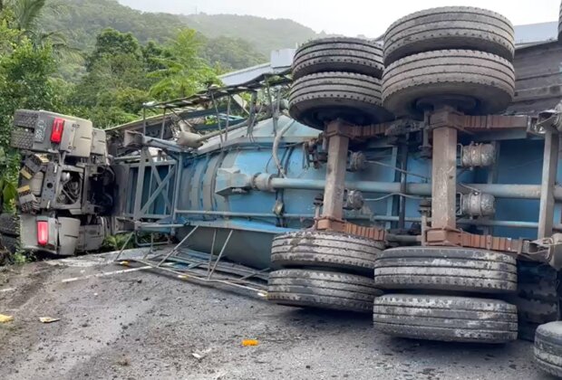 台二線濱海路水泥車側翻 疲勞駕駛釀禍