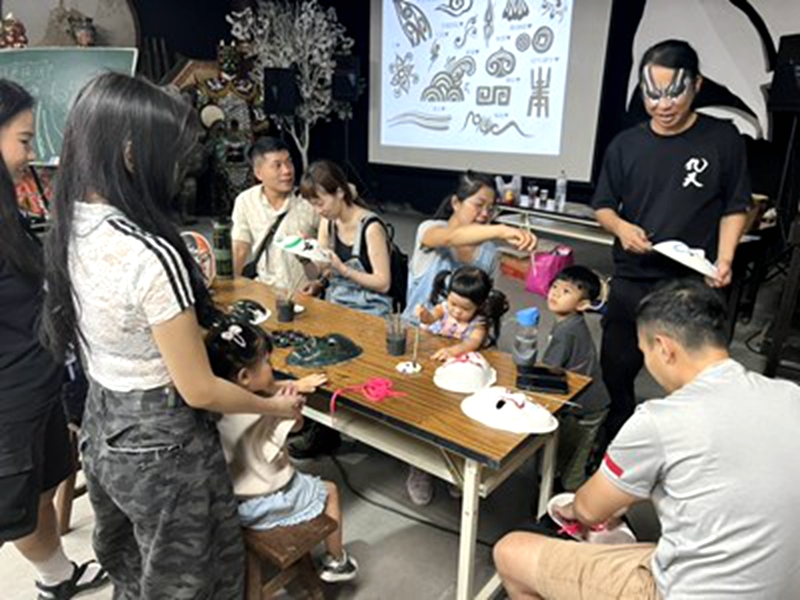 廟埕時光同樂會-親子一起動手彩繪臉譜和平安祝福(照片台中文化局提供)