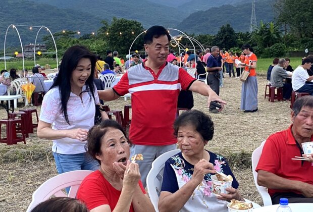 頭城重現農村呷五頓 500人田間呷割稻飯