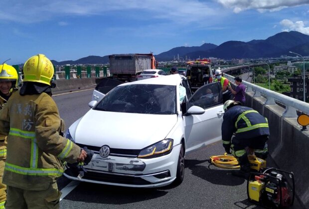 國五南下半聯結車撞小客車 2人送醫
