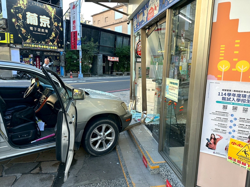 礁溪男子欲臨停直撞超商大門！幸無人傷