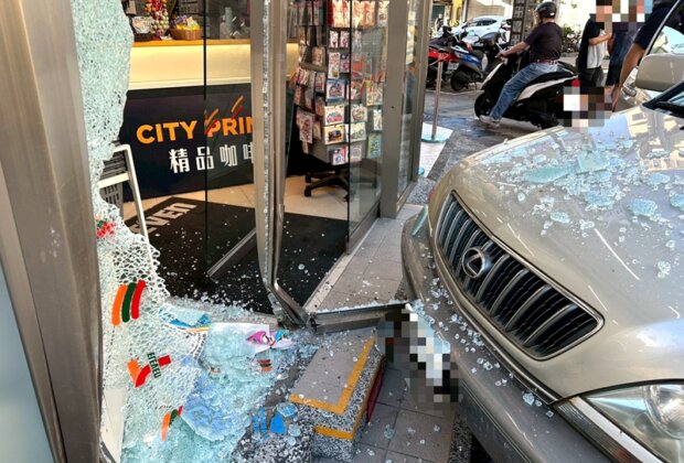 礁溪男子欲臨停直撞超商大門！幸無人傷