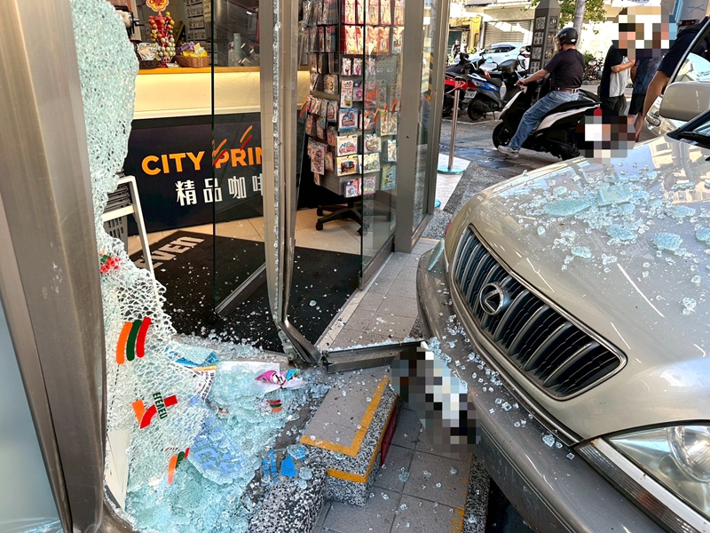 礁溪男子欲臨停直撞超商大門！幸無人傷