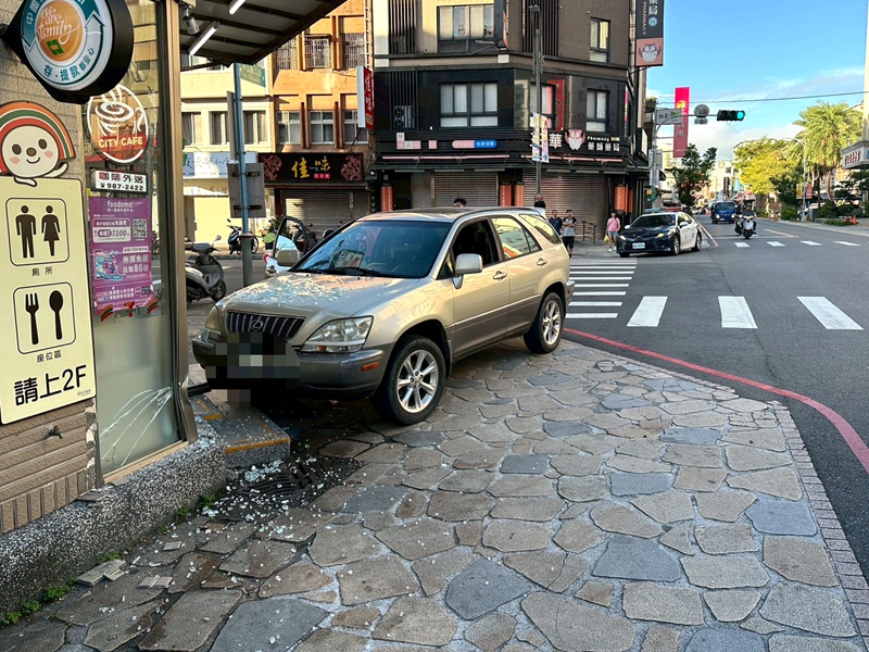 礁溪男子欲臨停直撞超商大門！幸無人傷