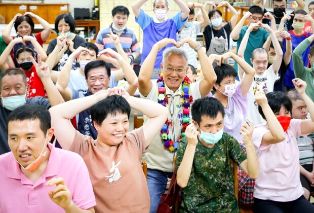 林茂盛與身心障礙朋友提前共度中秋節