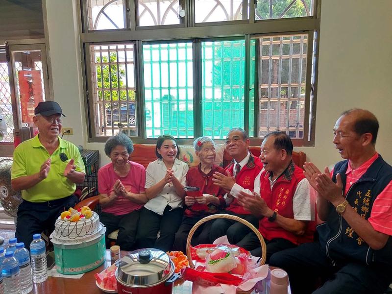 五結鄉符合重陽敬老禮金者有8389人!