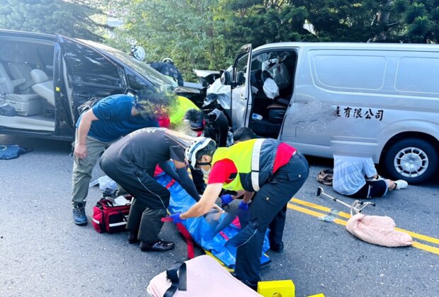 員山兩休旅車對撞！5人受傷送醫