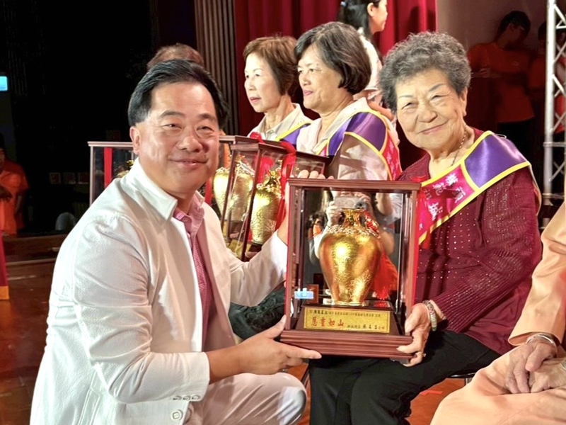 頭城鎮模範祖父母 走紅毯星光大道溫馨感人