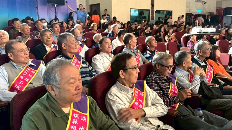 頭城鎮模範祖父母 走紅毯星光大道溫馨感人