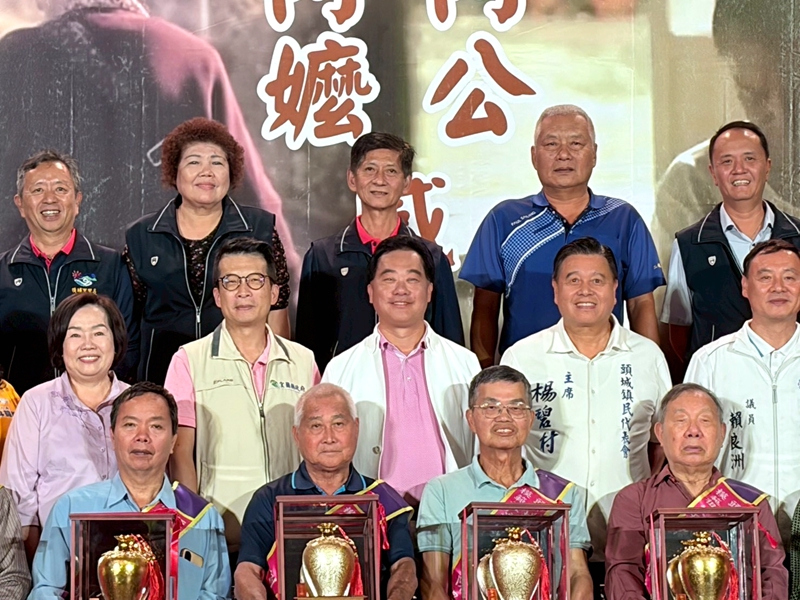 頭城鎮模範祖父母 走紅毯星光大道溫馨感人