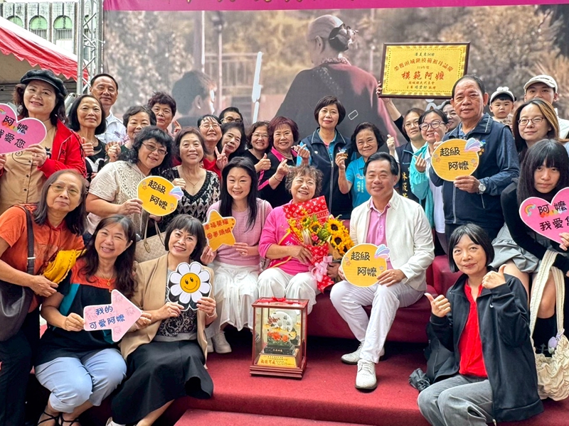 頭城鎮模範祖父母 走紅毯星光大道溫馨感人