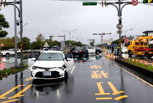 五結傳藝路口車禍三傷 羅警籲雨天勿搶快