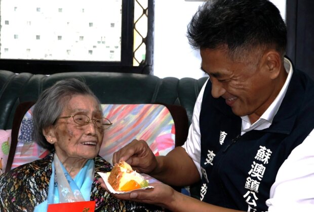 重陽節蘇澳14位百歲人瑞 李明哲獻祝福!