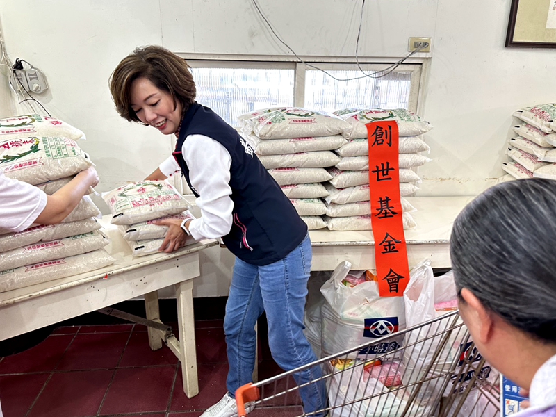 鳳凰1111水災羅東爐源寺 送物資伴弱勢