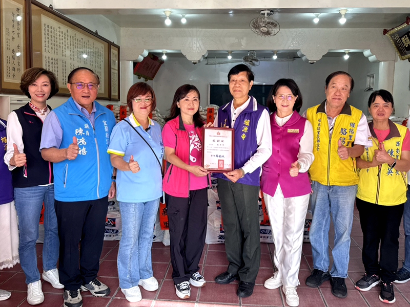 鳳凰1111水災羅東爐源寺 送物資伴弱勢