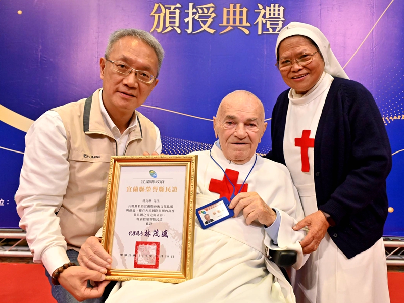 把宜蘭帶向世界 秘克琳神父獲頒縣民證