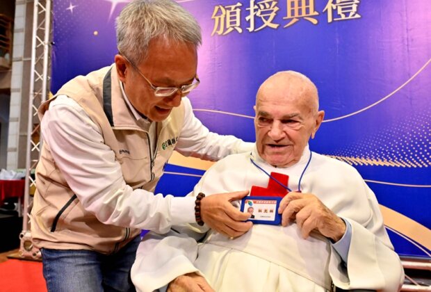 把宜蘭帶向世界 秘克琳神父獲頒縣民證