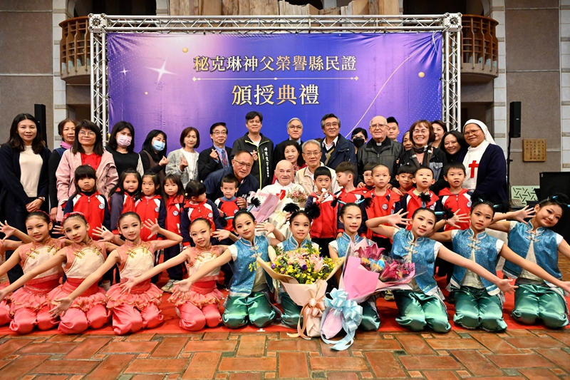 把宜蘭帶向世界 秘克琳神父獲頒縣民證