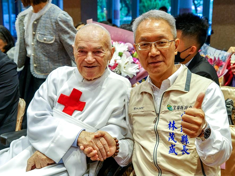 把宜蘭帶向世界 秘克琳神父獲頒縣民證