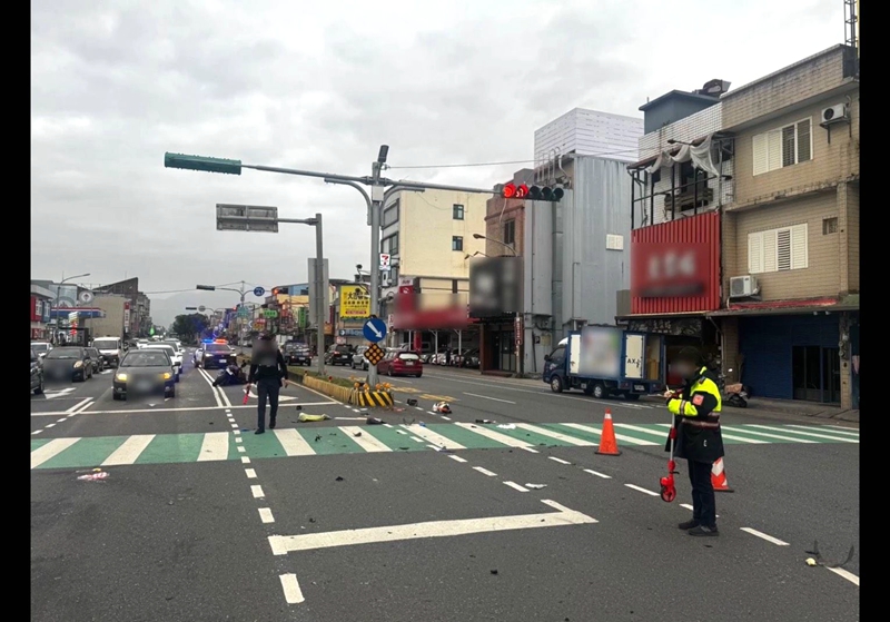 上班途中遇死劫 婦人遭闖紅燈騎士攔腰撞上