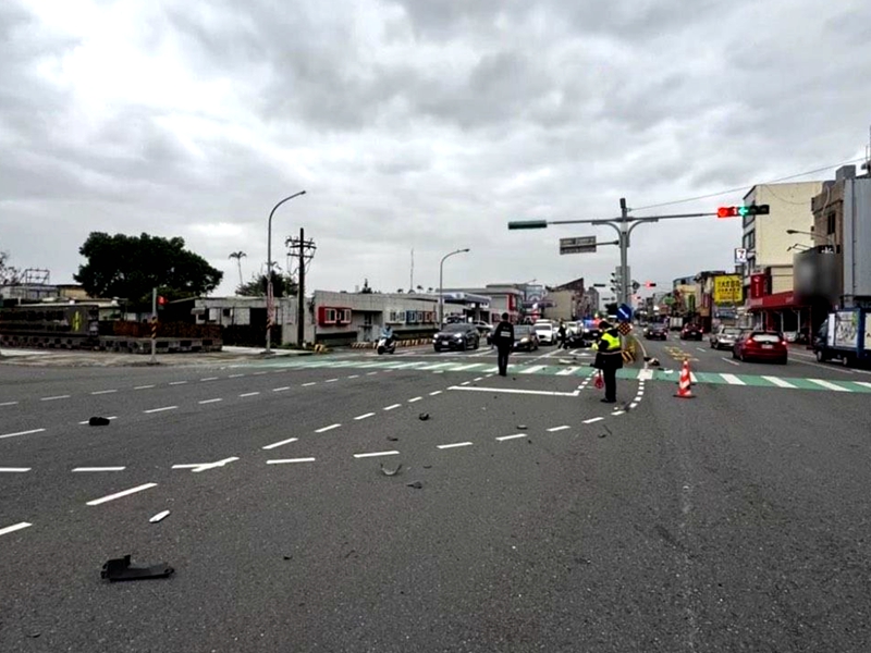 上班途中遇死劫 婦人遭闖紅燈騎士攔腰撞上