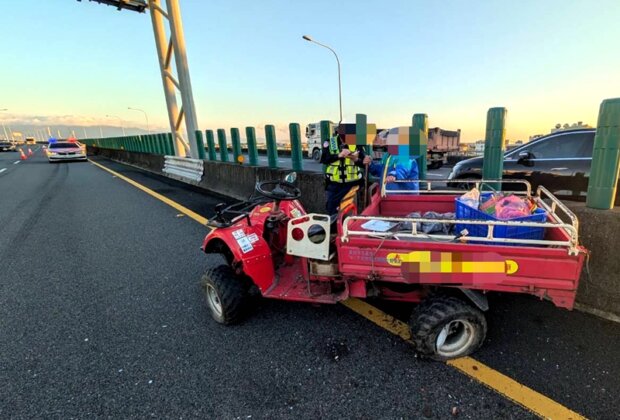 農用機具誤上國五逆向釀三車事故 幸人無恙