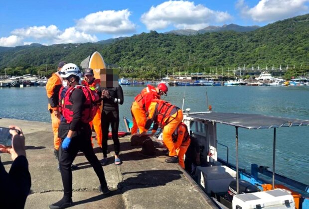 衝浪客烏石港外海體力不支 海巡救援送醫